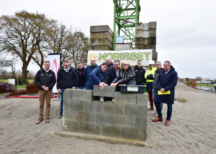 Pose de la première aux Lucs sur Boulogne